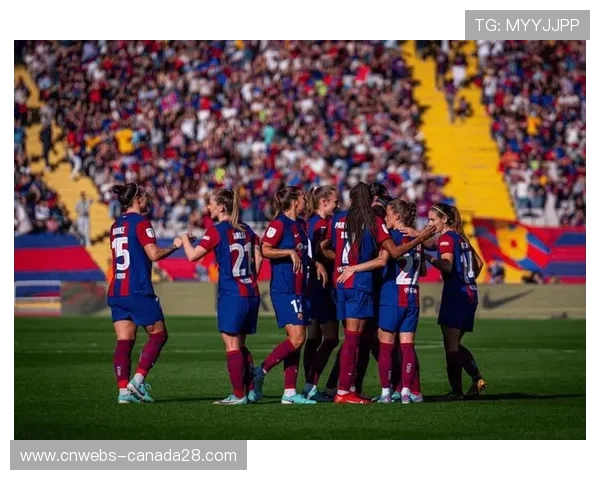 雨中激战,巴萨女足球迷看台持续助威营造主场氛围 雨中激战,巴萨女足球迷看台持续助威营造主场氛围